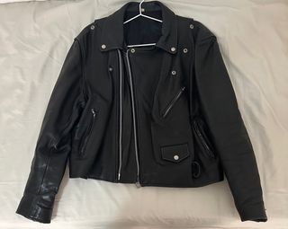 Chaqueta cuero negra motorista