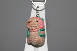 Llavero amigurumi capibara fresa