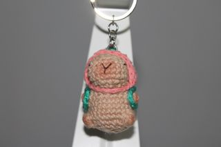 Llavero amigurumi capibara fresa