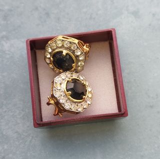 Pendientes dorados con circonitas negras