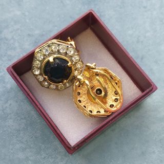 Pendientes dorados con circonitas negras
