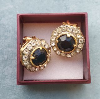 Pendientes dorados con circonitas negras