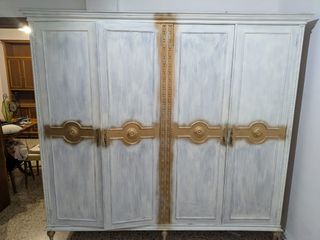 Armario antiguo blanco y dorado