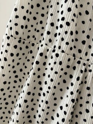 Mono blanco fluido con lunares negros en talla S. 