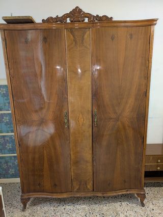 Armario antiguo de madera