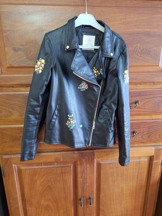 Chaqueta negra niña flores