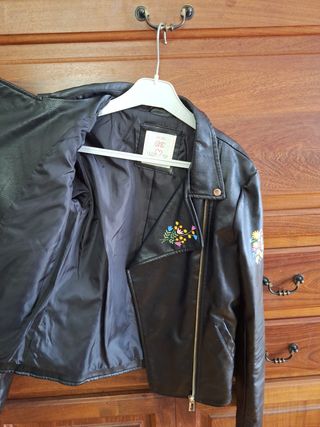 Chaqueta negra niña flores