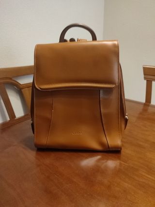 Mochila marrón piel sintética.