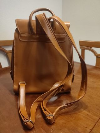 Mochila marrón piel sintética.