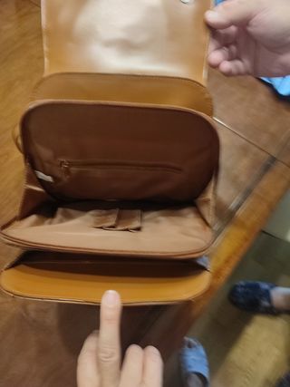 Mochila marrón piel sintética.