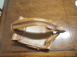 Mochila marrón piel sintética.