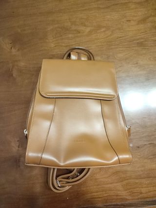 Mochila marrón piel sintética.