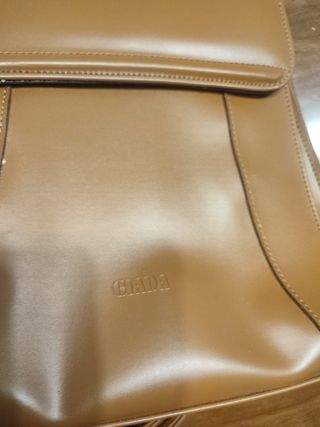 Mochila marrón piel sintética.