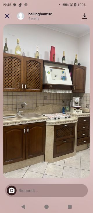 Cucina in legno di mt4,50 comp.di tavolo 6 sedie 
