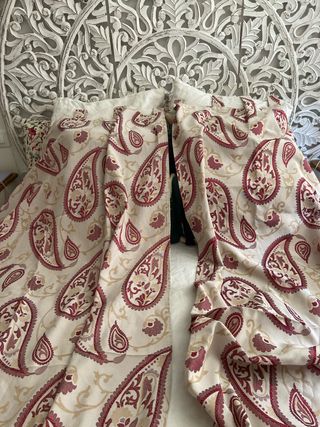 Cortinas estampadas beige y rojas