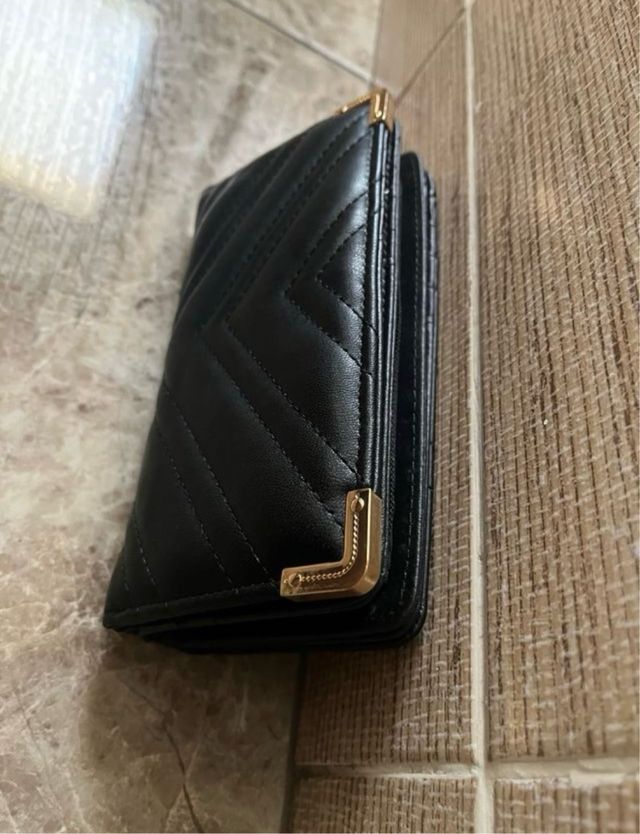 Monedero negro con detalles dorados