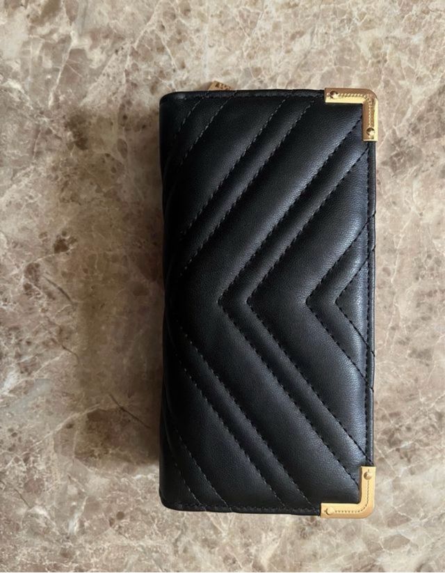 Monedero negro con detalles dorados