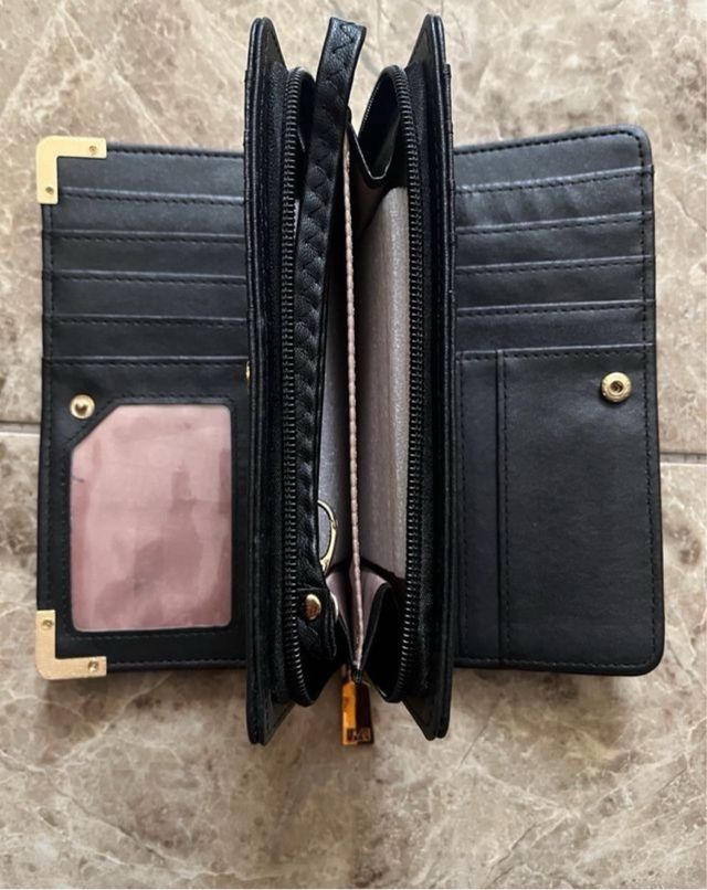 Monedero negro con detalles dorados