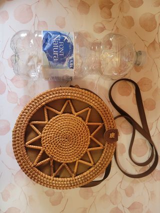 Bolso de mimbre marrón