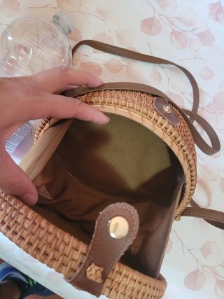 Bolso de mimbre marrón