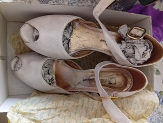 Zapatos de tacón de fiesta dorados 