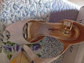 Zapatos de tacón de fiesta dorados 