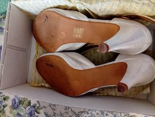 Zapatos de tacón de fiesta dorados 