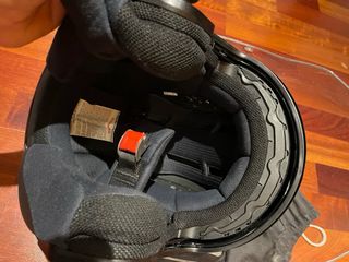 Casco moto HJC negro mate.