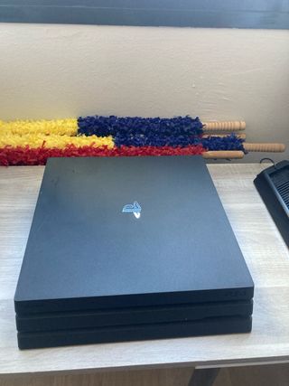 PS4 (PlayStation 4) 1TB + soporte