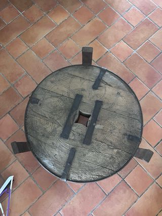 Mesa de madera y metal rústica. Le falta cristal.