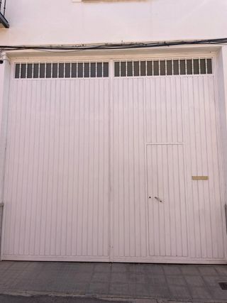 Puerta garaje abatible blanca