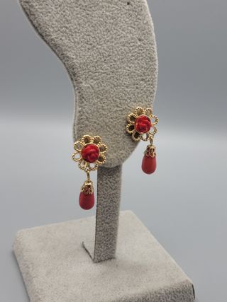 Pendientes dorados con coral rojo