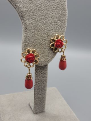 Pendientes dorados con coral rojo