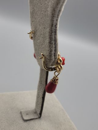 Pendientes dorados con coral rojo