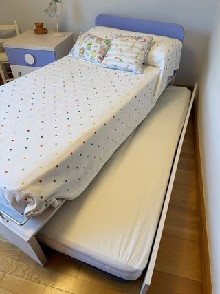 Cama nido infantil blanca y azul y mesilla a juego