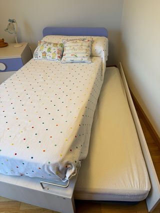Cama nido infantil blanca y azul y mesilla a juego