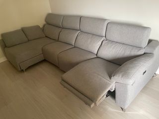 Sofá 4- 5 plazas, chaise longue, gris y electrico.