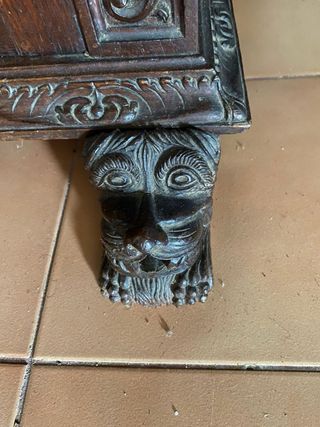 Aparador antiguo de madera tallada a mano 