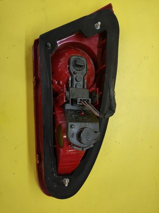 PILOTO TRASERO DERECHO SEAT LEON II PORTON