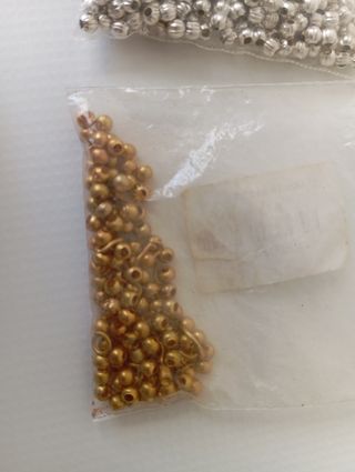 Abalorios dorados y plateados