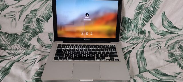 MacBook Pro Intel i5 2.4GHz para piezas, enciende
