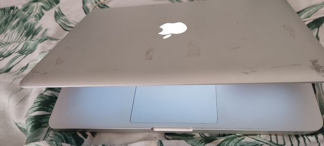 MacBook Pro Intel i5 2.4GHz para piezas, enciende