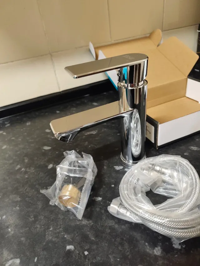 lote de grifos de baño hay 100 unidades