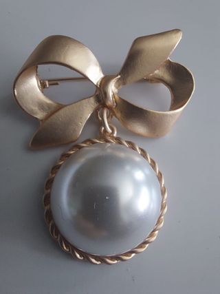 Broche lazo dorado con perla joyas bisutería