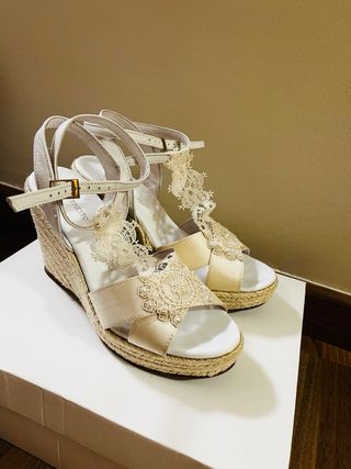 Sandalias cuña Ernesto Terrón
Color Blanco Raso 