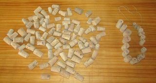 UN SACCO DI VECCHI TAPPI IN SUGHERO PER GIOCATTOLI