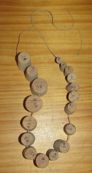 UN SACCO DI VECCHI TAPPI IN SUGHERO PER GIOCATTOLI