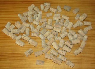 UN SACCO DI VECCHI TAPPI IN SUGHERO PER GIOCATTOLI