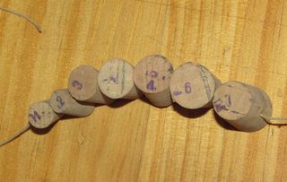 UN SACCO DI VECCHI TAPPI IN SUGHERO PER GIOCATTOLI