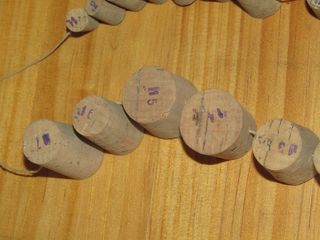 UN SACCO DI VECCHI TAPPI IN SUGHERO PER GIOCATTOLI